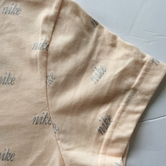 NIKE METALLIC LOGO PRINT T SHIRT SIZE XS NWT - Picture 5 of 9